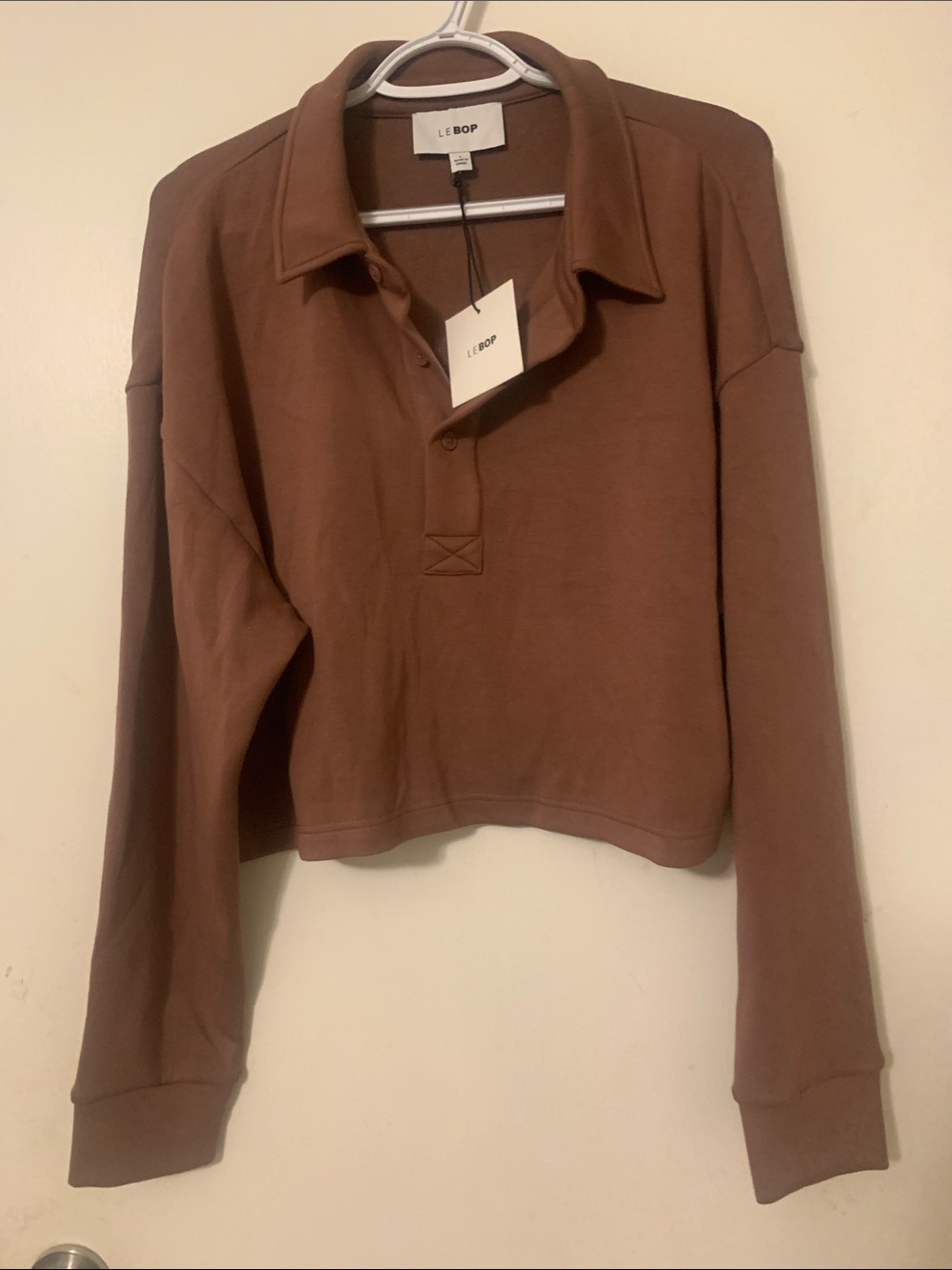 Le Bop Brown Cropped Polo Sweatshirt - Cozy Long Sleeve -in Nutmeg